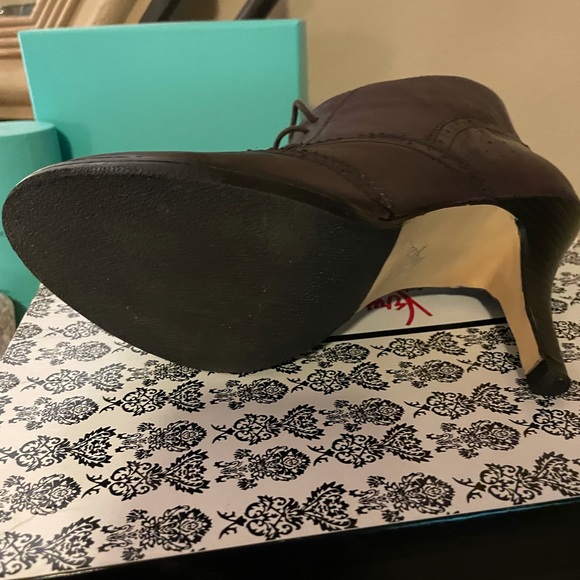 LIKE NEW BOOTIE - Picture 5 of 5